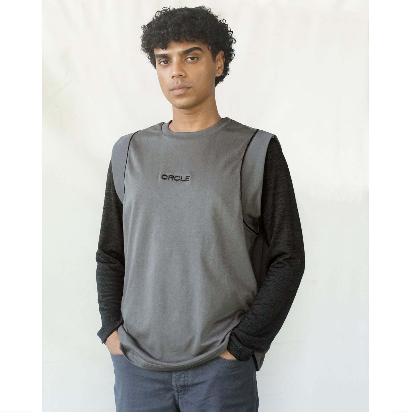 CRCLE SLEEVELESS TEE - SEA STONE GRAY